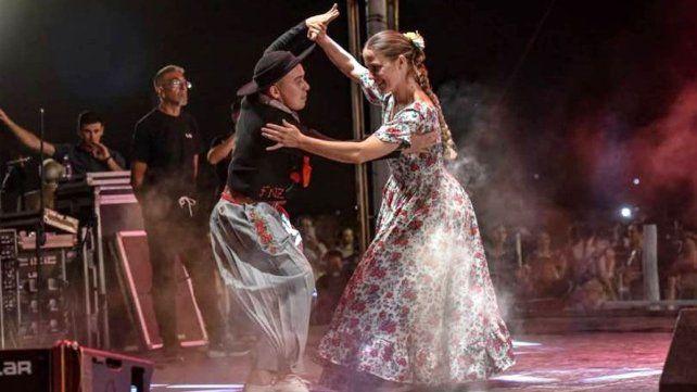 Espectacular cierre del Festival Nacional de Jineteada y Folclore de Diamante
