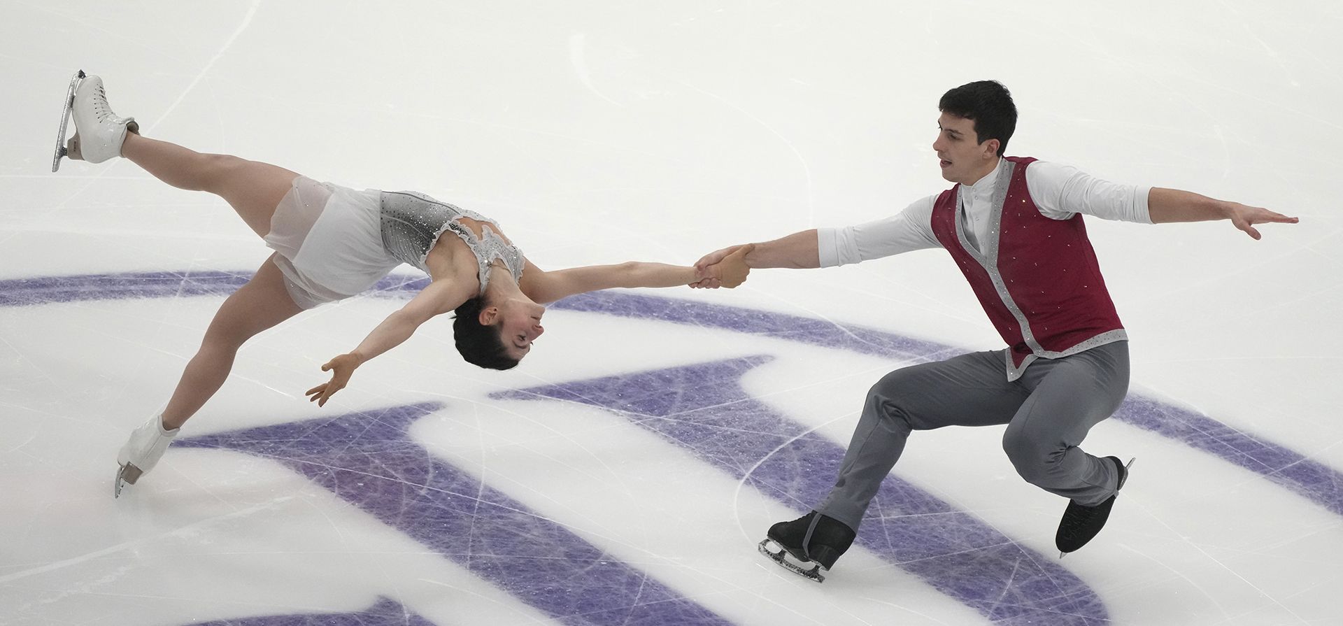 Irma Caldara y Riccardo Maglio, de Italia, compiten durante el programa corto en parejas en el Campeonato Europeo de Patinaje Artístico sobre Hielo ISU en Tallin, Estonia, el miércoles 29 de enero de 2025. (Foto AP/Sergei Grits) Irma Caldara y Riccardo Maglio, de Italia, compiten durante el programa corto en parejas en el Campeonato Europeo de Patinaje Artístico sobre Hielo ISU en Tallin, Estonia, el miércoles 29 de enero de 2025. (Foto AP/Sergei Grits)