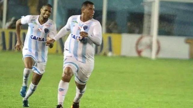 El delantero de 100 kilos la rompe en la redes