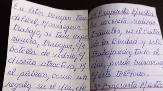 Parte del currículum escrito a mano por un docente jubilado salteño para conseguir trabajo.