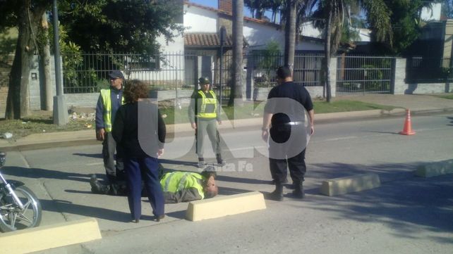 Un inspector municipal motorizado se accidentó y fue ayudado por Gendarmería
