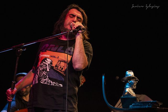 El cantante y bandoneonista rosarino Pablo Bernaba es el director del Quinteto Negro La Boca