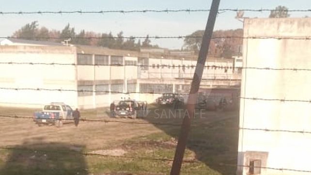A las 17 del lunes. Agentes policiales y de bomberos acudieron al lugar para sofocar las llamas. 