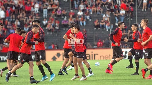 Los jugadores de Colón realizaron los ejercicios previos antes de medirse con Peñarol en el mismo campo de juego.&nbsp;