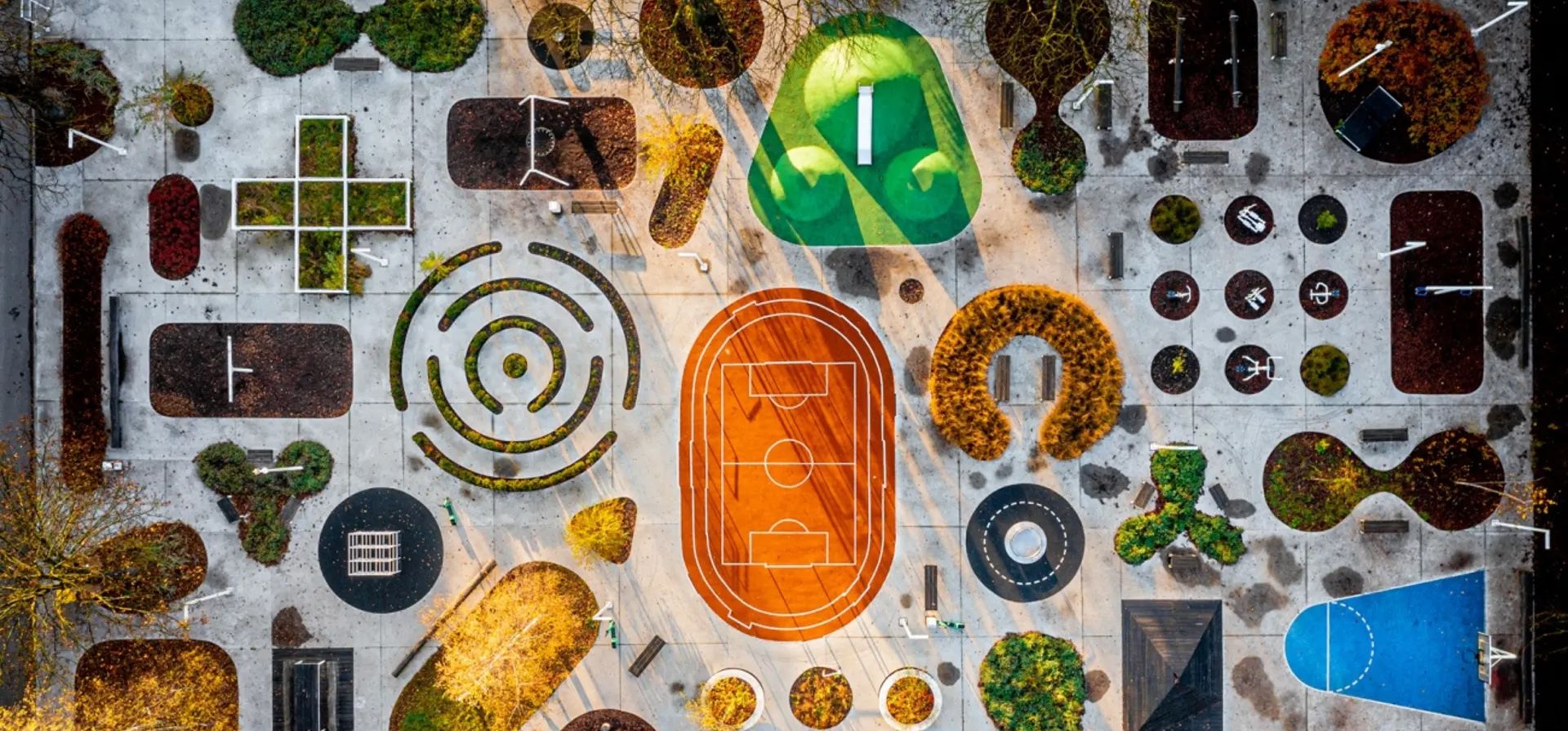 Parque infantil por Sebastian Piórek. Un patio de recreo lleno de alegría escondido en algún lugar profundo del sur de Polonia muestra su belleza en el primer destello de sol desde arriba.