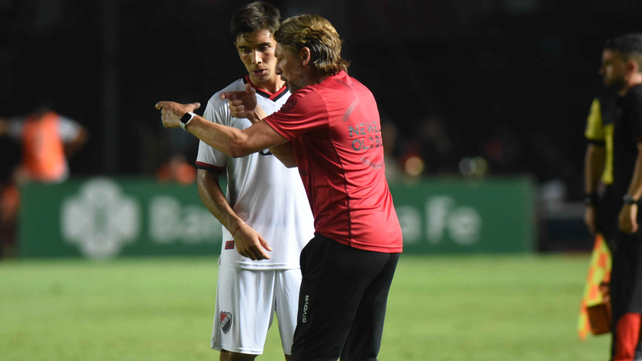 Gabriel Heinze dialoga con Juan Sforza