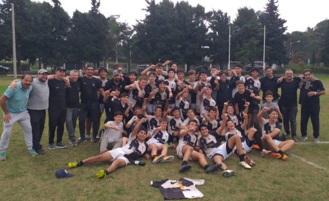 La celebración de los chicos de Estudiantes de Paraná.