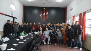 Exjugadores, dirigentes y colaboradores de Patronato celebrando el aniversario del primer gran logro del club a nivel nacional.