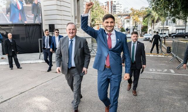 Maximiliano Pullaro llegó el jueves a la Asamblea Legislativa flanqueado por el senador provincial Felipe Michlig (jefe de la UCR) y Juan Cruz Cándido