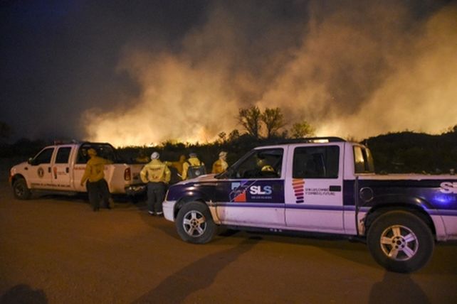 san luis. El viento zonda aviva el fuego