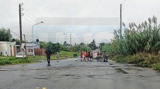 Video: corte de calle de vecinos por la inundación de sus casas