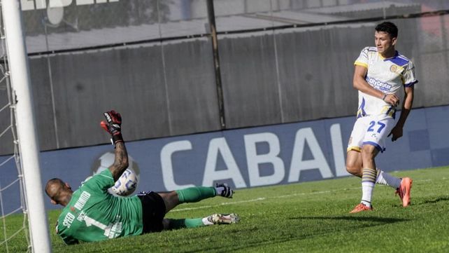 De no creer. Gaspar Duarte tenía todo el arco pero tiró adonde estaba Arce que sacó. Era el 1-0 de Central sobre Deportivo Riestra.