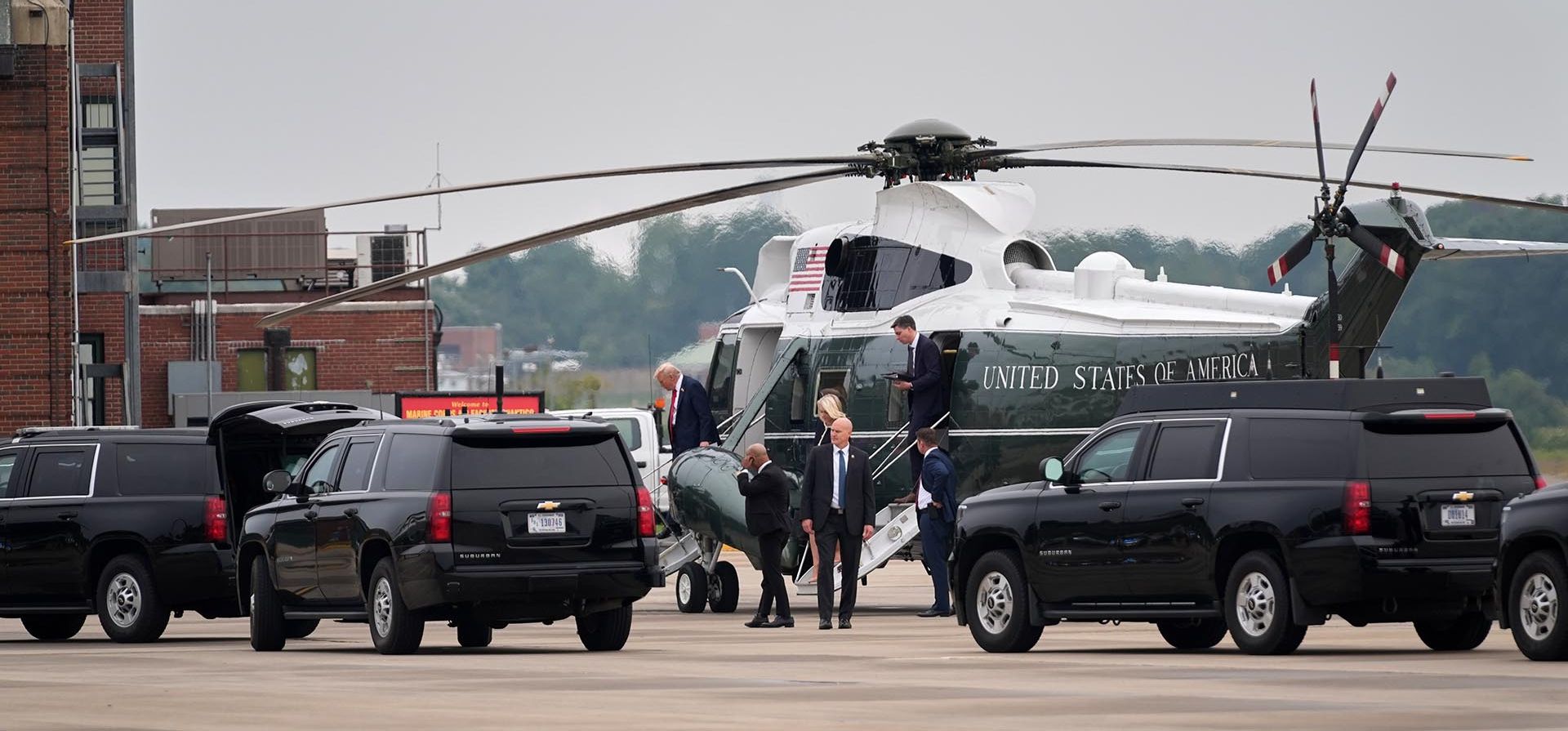 El presidente Donald Trump se baja del Marine One a su llegada a la Base del Cuerpo de Marines de Quantico, el martes 30 de septiembre de 2025, en Quantico, Virginia. (Foto AP/Evan Vucci) El presidente Donald Trump se baja del Marine One a su llegada a la Base del Cuerpo de Marines de Quantico, el martes 30 de septiembre de 2025, en Quantico, Virginia. (Foto AP/Evan Vucci)