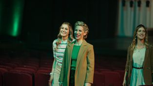Elena Roger en Disney. La cantante, en “Entrelazados”, con Carolina Domenech.
