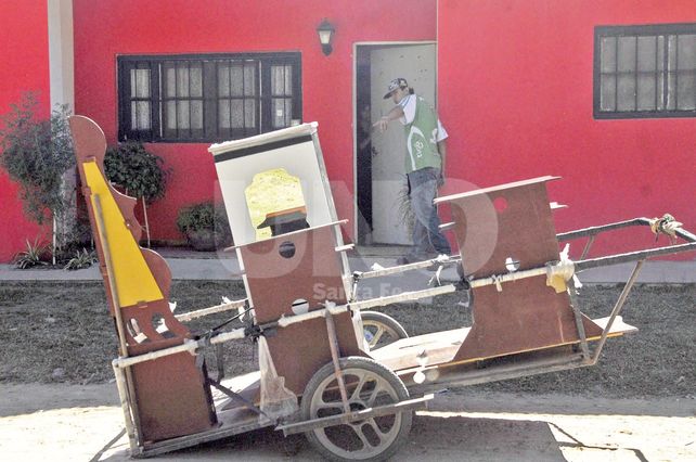 A domicilio. El joven colombiano circula por las calles de tierra con los muebles de madera que vende. También recibe encargos.
