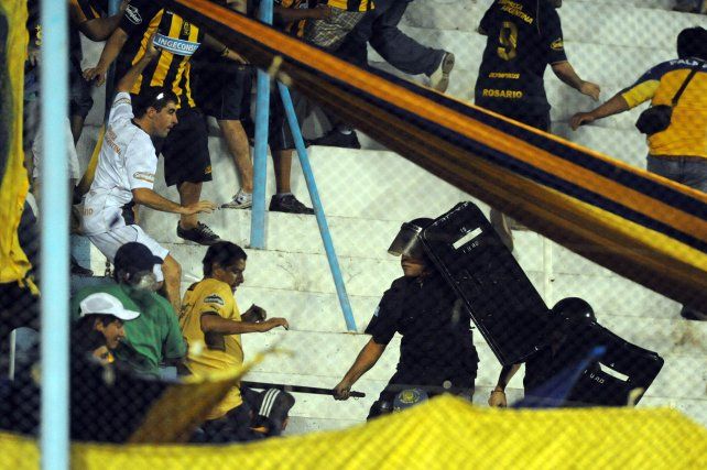 Los hinchas de Central tuvieronun fuerte cruce con la policía tucumana. Una noche compleja en el José Fierro.