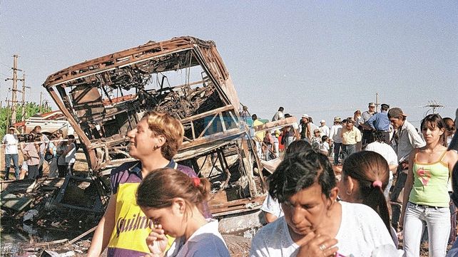 Solidaridad. Los vecinos de Los Conquistadores se acercaron al lugar de los hechos para ayudar.
