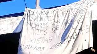 Narcos colgaron un paño de tela con amenazas:&nbsp;Pullaro y Cococcioni se metieron con nuestros hijos y familiares... van a seguir las muertes de inocentes taxistas, colectiveros, basureros y comerciantes
