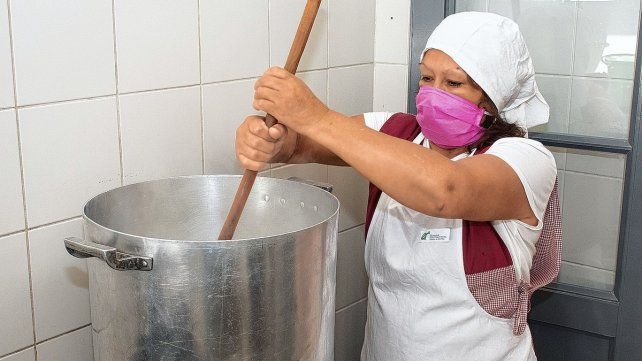 Las cocineras de instituciones educativas fueron beneficiadas con la medida.