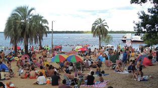 Opciones. Una multitud se concentró el fin de semana el balneario Santiago Inkier, en Colón,&nbsp;