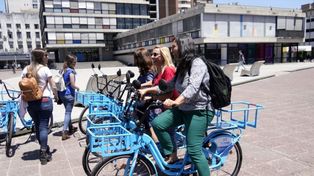 El nuevo sistema de bicicletas para carga de paquetes se muestran hoy en la plaza Montenegro.
