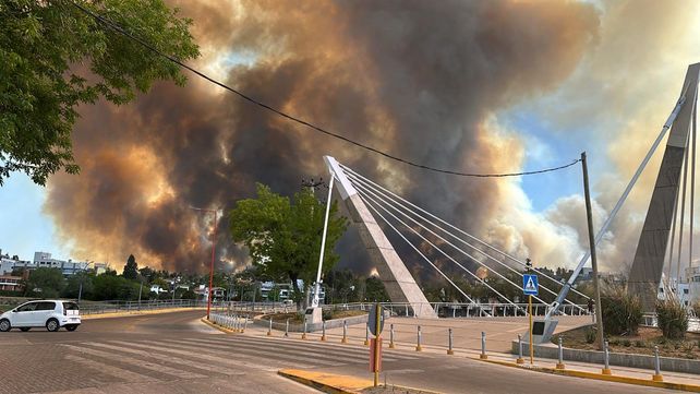 Desesperante. Así se ve el avance del fuego desde la ciudad de Carlos Paz. (foto: gentileza de eldiariodecarlospaz.com.ar)&nbsp;