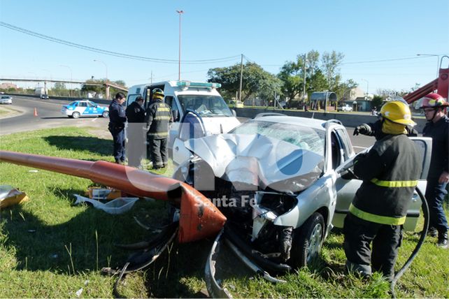 Chocó y tiró abajo una columna de alumbrado público en la ruta 168
