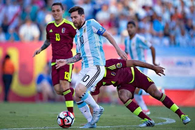 Messi metió una gran asistencia para el 1-0
