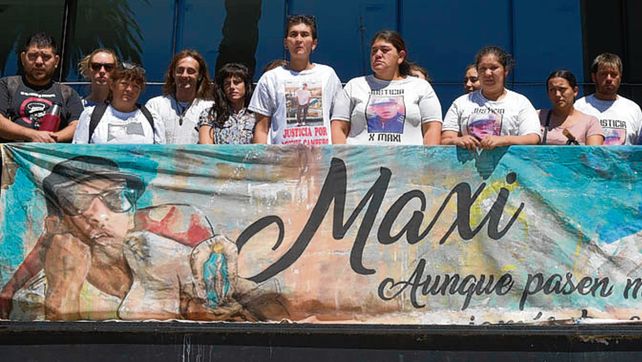 Reclamo. Allegados a la víctima en la puerta del Centro de Justicia Penal.