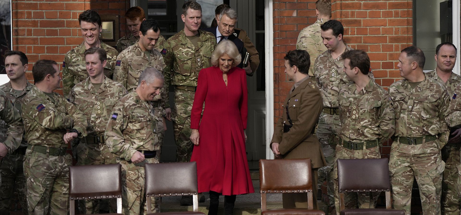 Camilla, la Reina Consorte y Coronel de la Guardia de Granaderos, llega para una foto grupal mientras visita el cuartel de Lille en Aldershot, Inglaterra, el martes 31 de enero de 2023. La Reina Consorte se reúne con miembros del Batallón, entrega medallas y se reúne con familias durante su visita. (AP Photo/Alastair Grant, Pool)