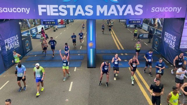 Destacada actuación de una entrerriana en la histórica Carrera Maya. (Calza verde y brazos en alto para Luz Ramírez)