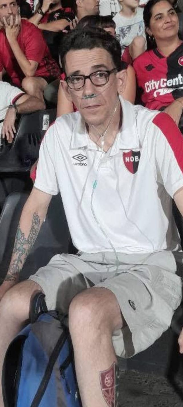 Diego en el Coloso, con su tubo de oxígeno por su problema de salud y luciendo su tatuaje en la pierna izquierda como marca de identidad.