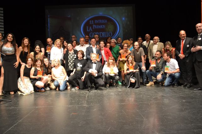Los premiados en el escenario del teatro La Comedia.