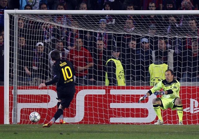 Tres goles de Messi para superar los 200