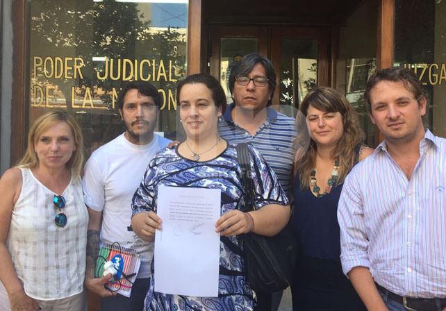 Maltrato. Las legisladoras acompañados por otros dirigentes del kirchnerismo