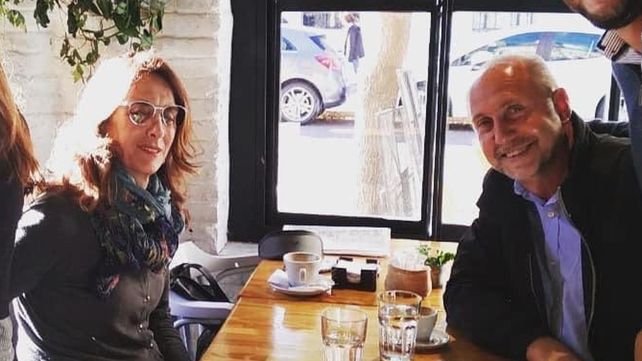 Café y sonrisas. Bielsa y Perotti dieron muestras de unidad con una foto en un bar del macrocentro rosarino.