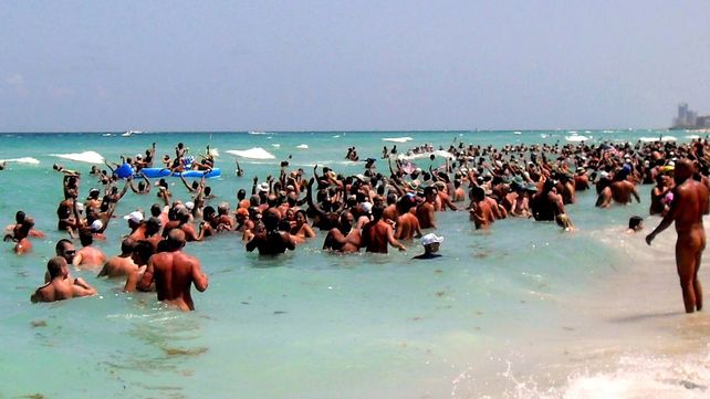 De paseo por una playa nudista