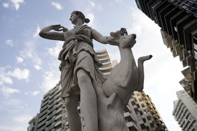 La escultura dañada está ubicada en la bajada Sargento Cabral y Urquiza.