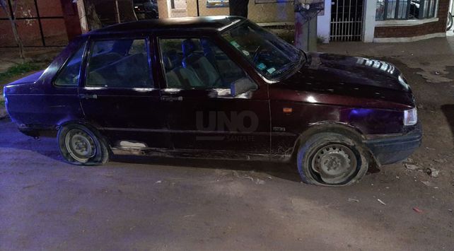 El auto en el que trató de escapar el hombre sorprendido robando en un loteo de Monte Vera.&nbsp;