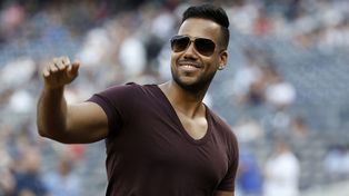 El sorpresivo anuncio de Romeo Santos vestido de superhéroe en las redes sociales