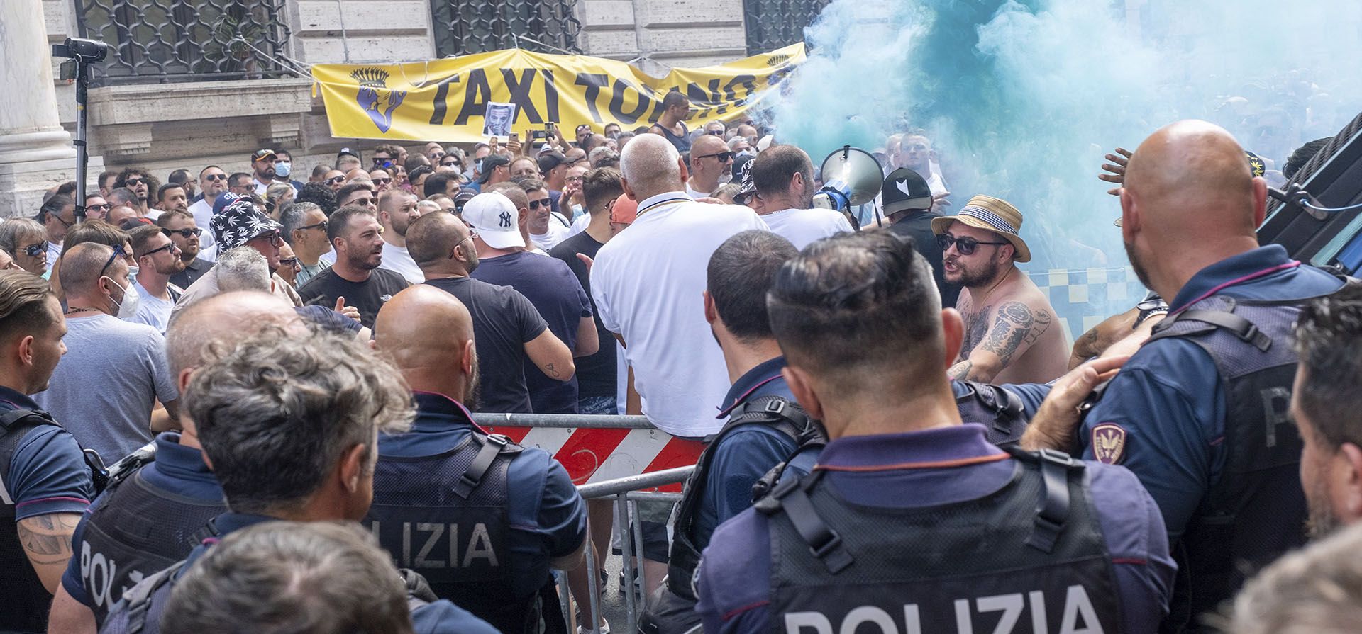 Cientos de taxistas protestan frente a las oficinas gubernamentales del Palacio Chigi en Roma, el miércoles 13 de julio de 2022. Los taxistas dejaron sus autos inactivos por segundo día para protestar contra los planes del gobierno italiano de permitir más competencia, incluidos los servicios de viajes compartidos.