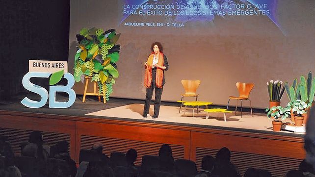 Jaqueline Pels es investigadora. Su experiencia se centra en economías emergentes y en negocios inclusivos.