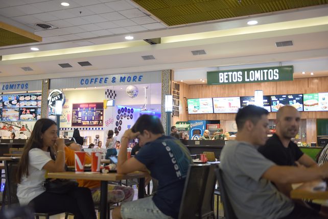 Por la inseguridad muchas firmas deciden instalarse en los shoppings que garantizan protección y estacionamiento.