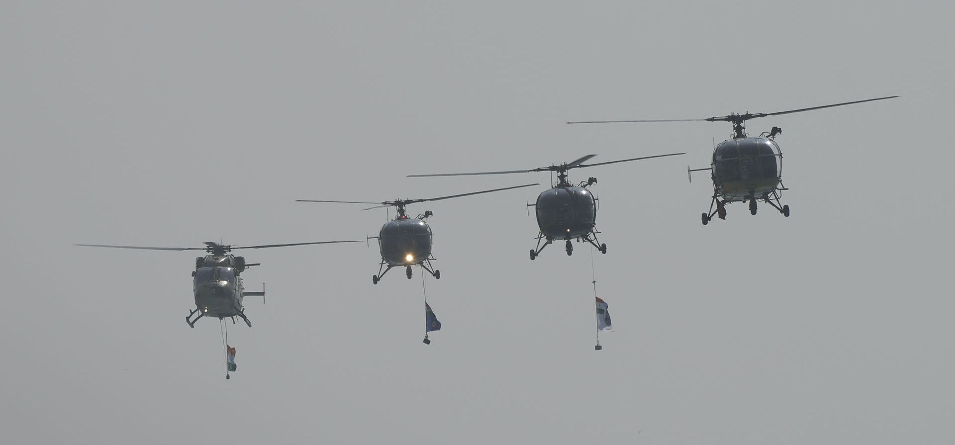 Helicópteros del Ejército, la Fuerza Aérea y la Armada de la India vuelan durante un ejercicio conjunto multilateral anual de asistencia humanitaria y socorro en casos de desastre (HADR) denominado 'Sanyukt Vimochan 2024' sobre el escenario de un ciclón en Porbandar, India, el martes 19 de noviembre de 2024. (Foto AP/Ajit Solanki)