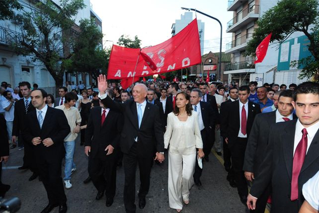Las nuevas autoridades realizaron la tradicional caminata desde la Legislatura hasta Casa de Gobierno