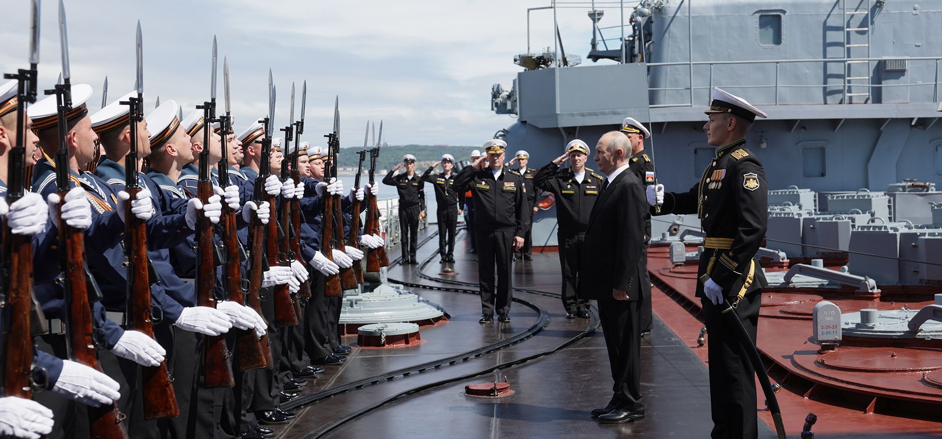 El presidente ruso Vladimir Putin, segundo por la derecha, visita el crucero lanzamisiles Varyag de la Flota del Pacífico para observar un ejercicio militar cerca de Yuzhno-Sakhalinsk, en la isla de Sajalín, Rusia, el miércoles 12 de agosto de 2026. (Gavriil Grigorov, Sputnik, Kremlin Pool Photo vía AP) El presidente ruso Vladimir Putin, segundo por la derecha, visita el crucero lanzamisiles Varyag de la Flota del Pacífico para observar un ejercicio militar cerca de Yuzhno-Sakhalinsk, en la isla de Sajalín, Rusia, el miércoles 12 de agosto de 2026. (Gavriil Grigorov, Sputnik, Kremlin Pool Photo vía AP)