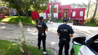 La casa usurpada de Cariló fue allanada y encontraron una vinoteca de 200 mil pesos