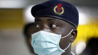 Sierra Leona y Liberia despliegan tropas para contener el letal brote de ébola