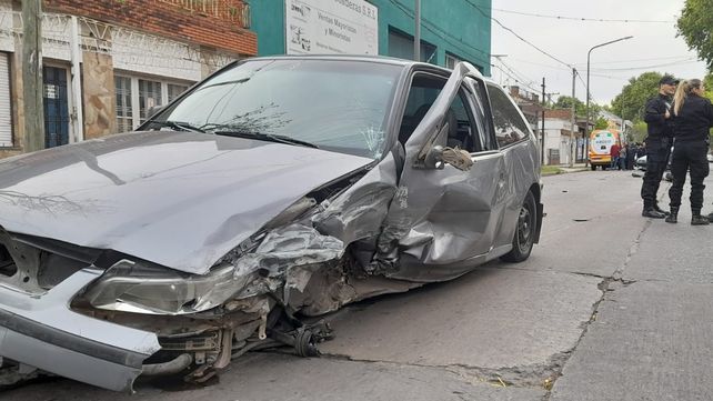 Violento choque frontal entre dos autos en la zona norte de Rosario