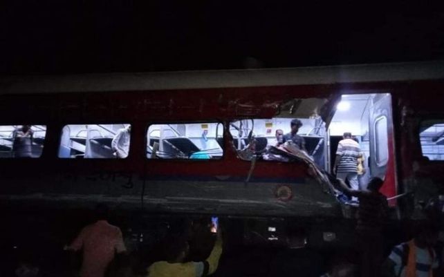 Más de 200 muertos en un choque entre trenes en India